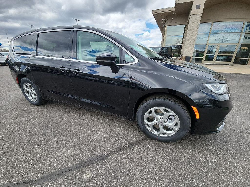 new 2024 Chrysler Pacifica car, priced at $48,823