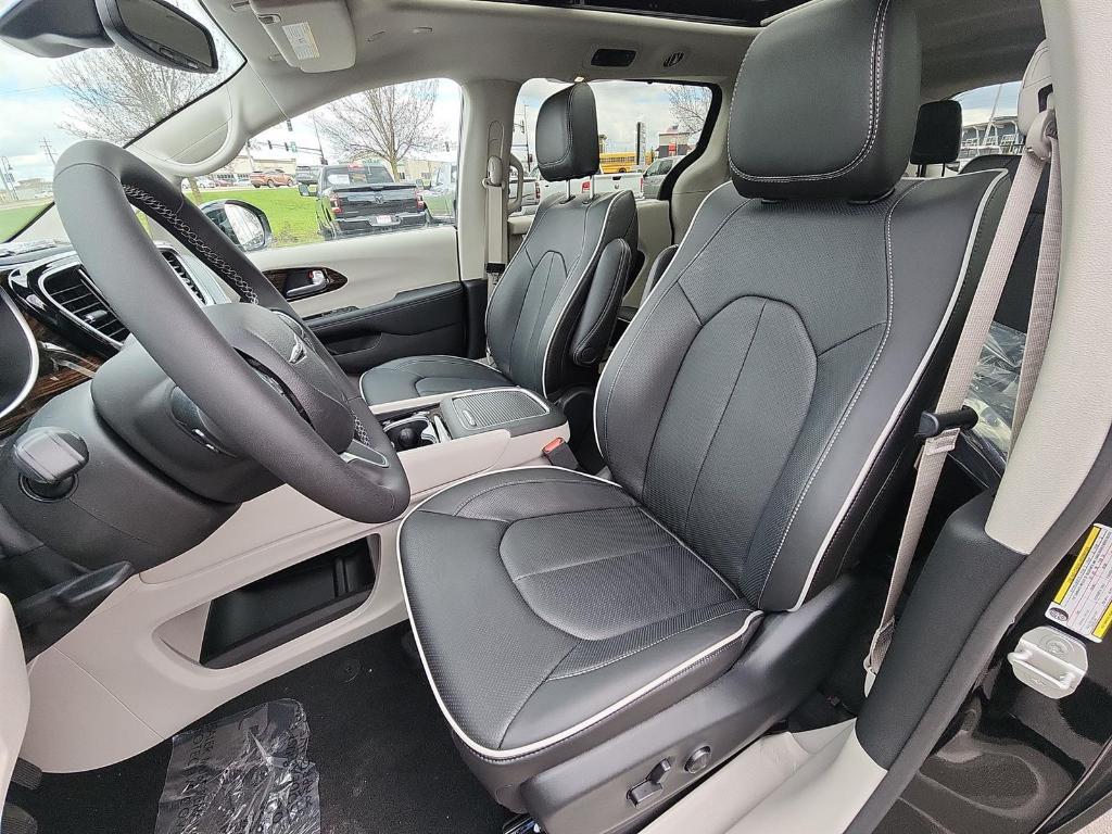 new 2024 Chrysler Pacifica car, priced at $48,823