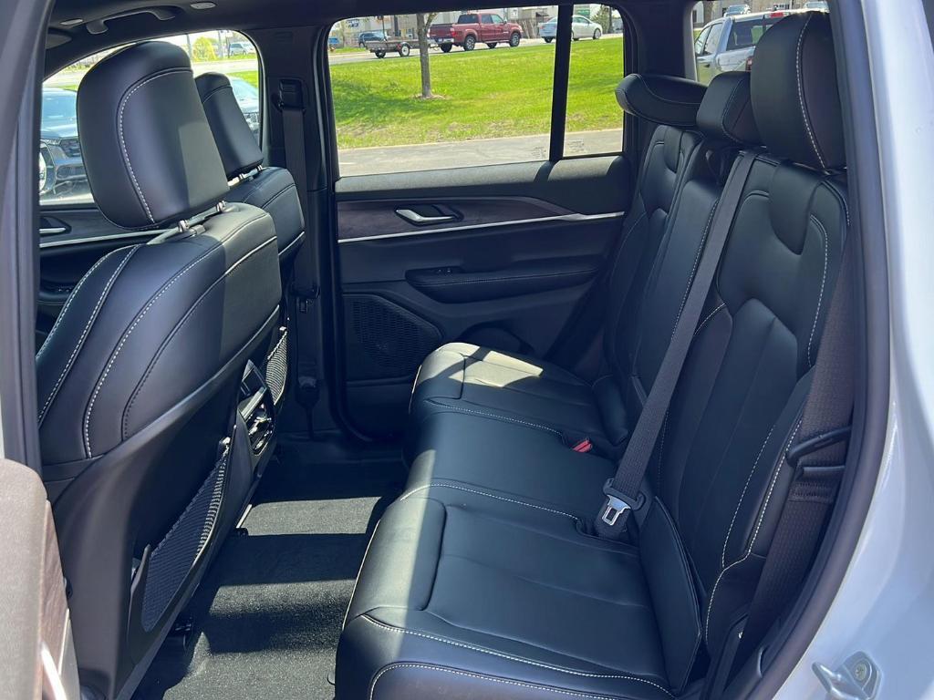 new 2025 Jeep Grand Cherokee car, priced at $50,271