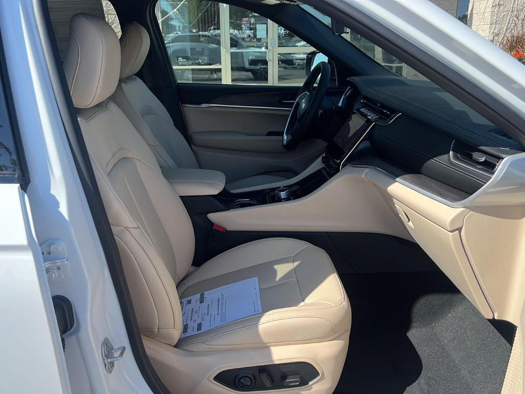 new 2025 Jeep Grand Cherokee car, priced at $44,427