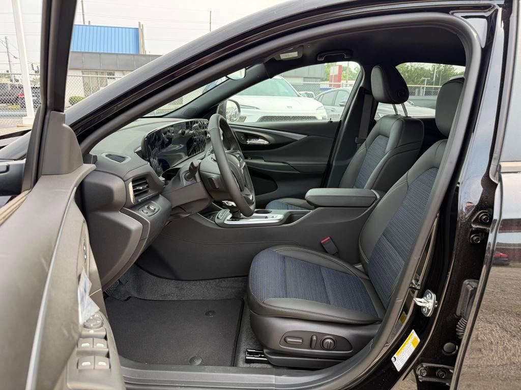 new 2025 Buick Envista car, priced at $22,439