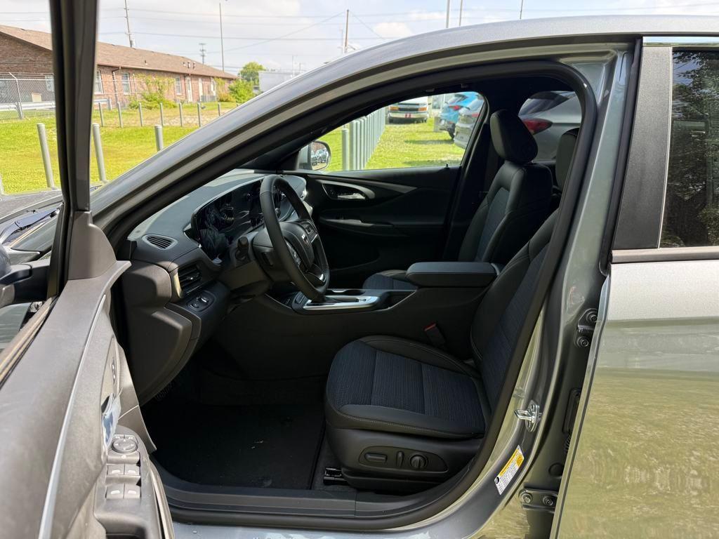 new 2025 Buick Envista car, priced at $26,900