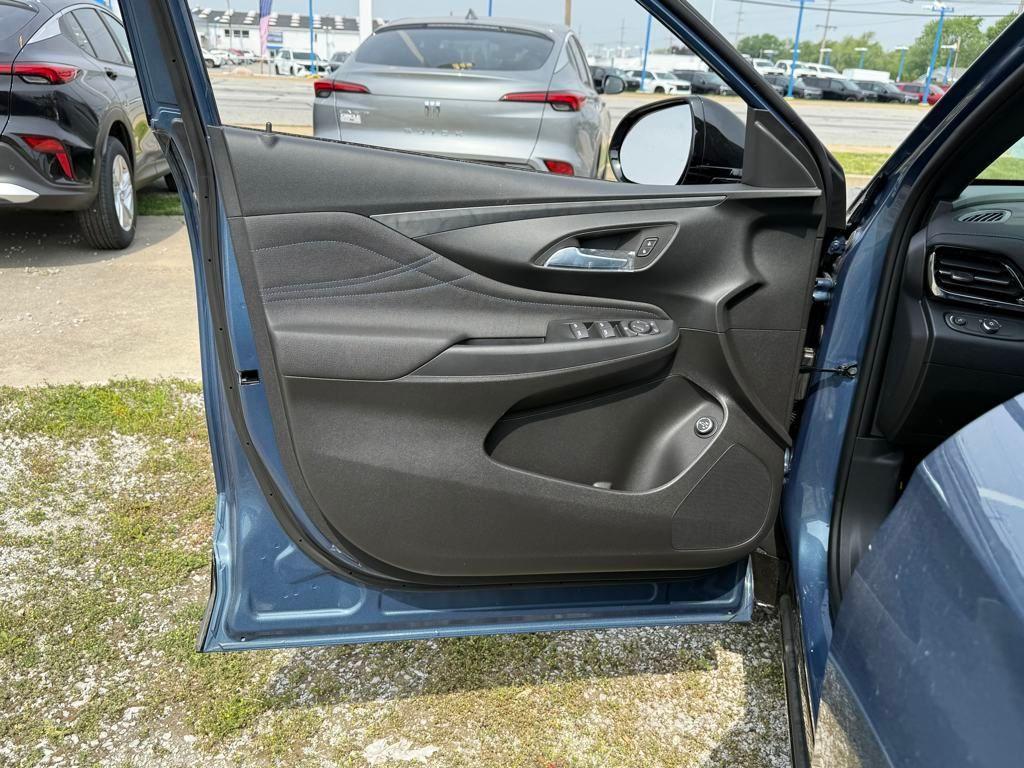 new 2025 Buick Envista car, priced at $28,444