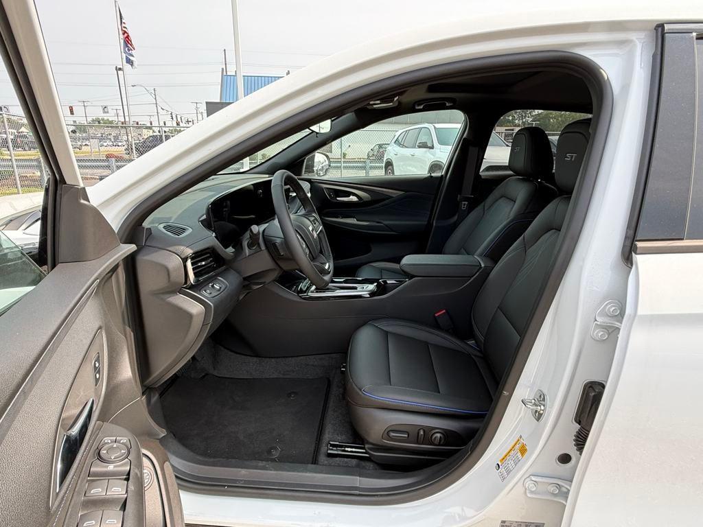 new 2025 Buick Envista car, priced at $28,444