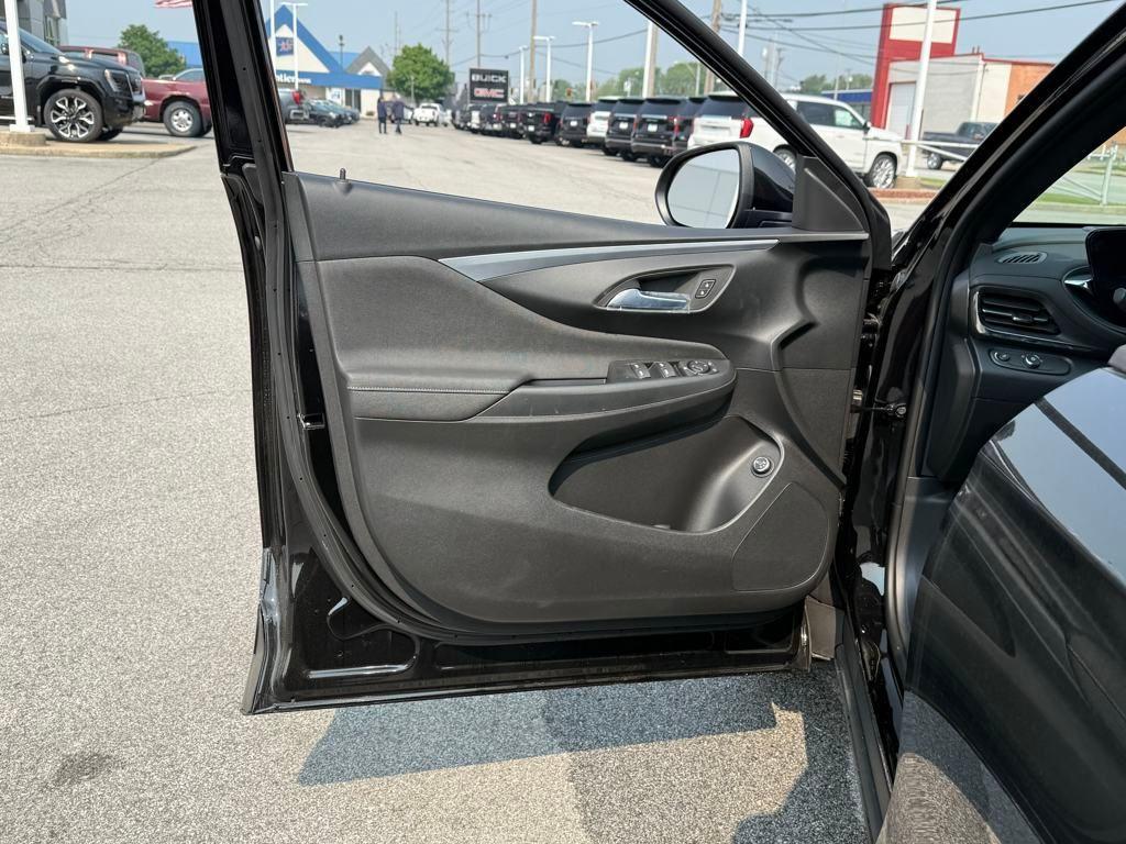new 2025 Buick Envista car, priced at $26,229