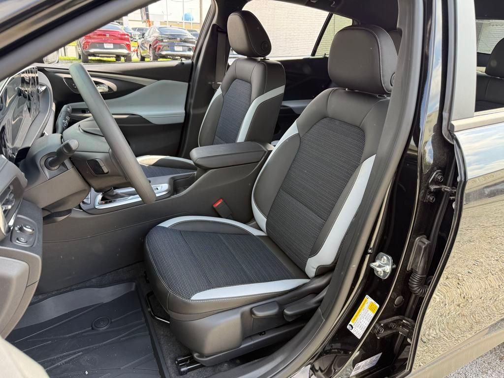 new 2025 Buick Envista car, priced at $26,084