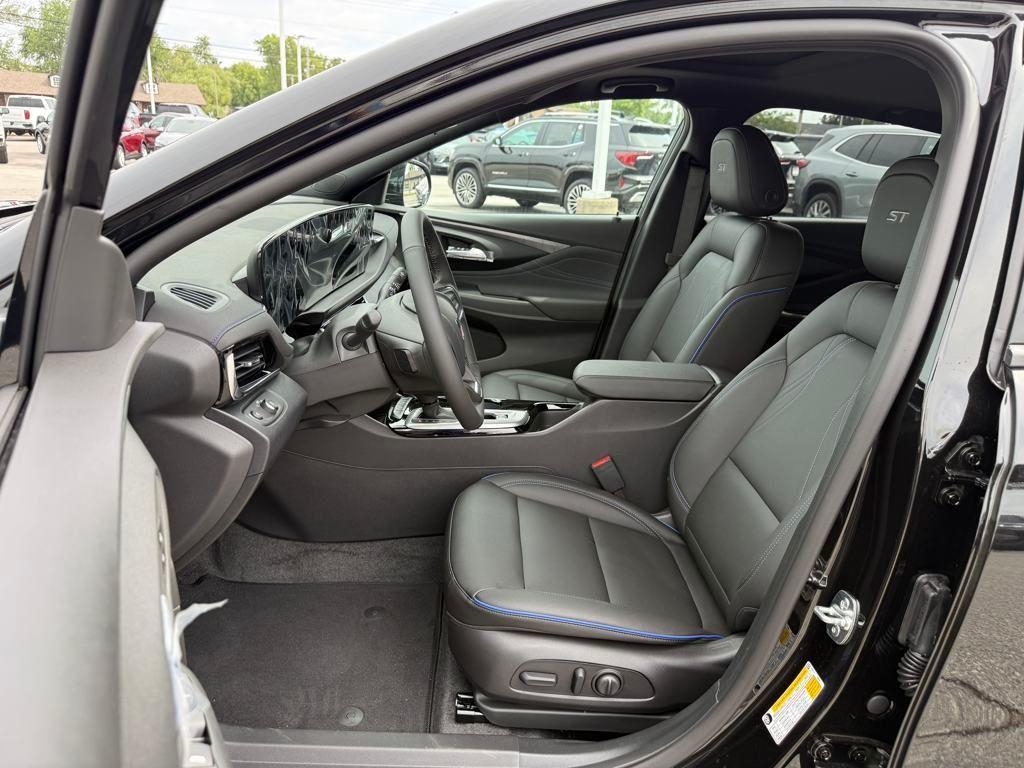new 2025 Buick Envista car, priced at $27,412