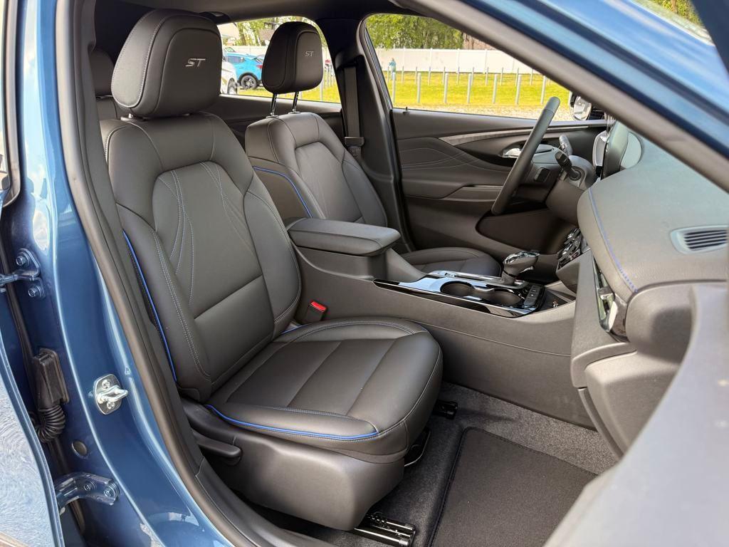 new 2025 Buick Envista car, priced at $28,444