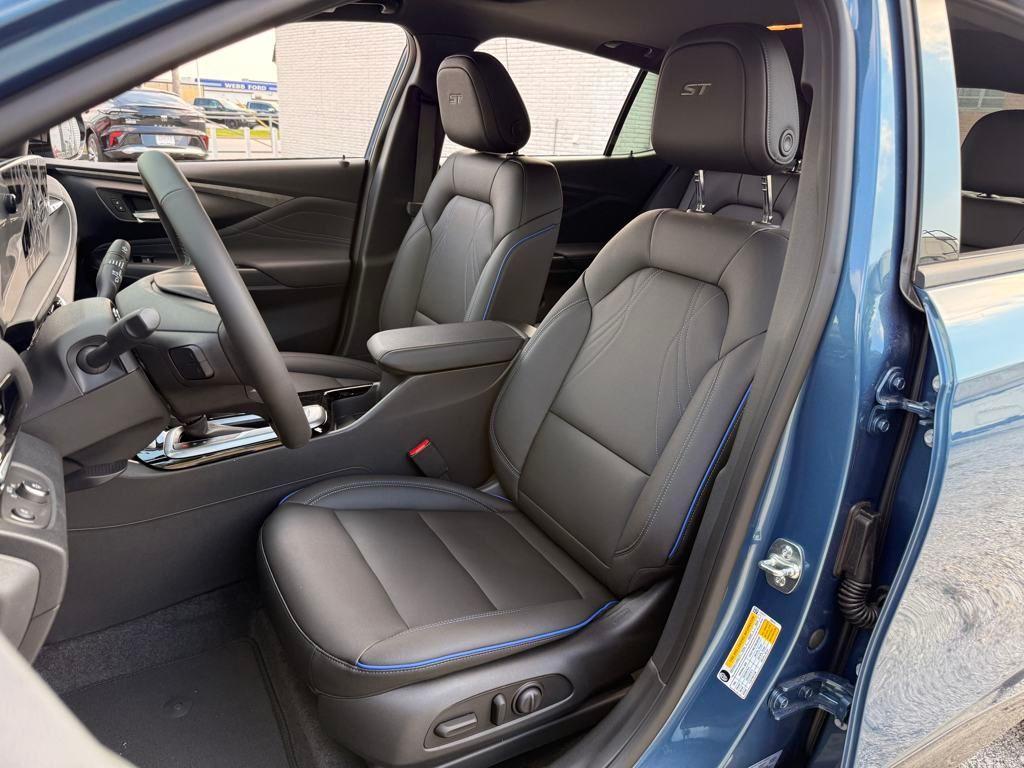 new 2025 Buick Envista car, priced at $28,444