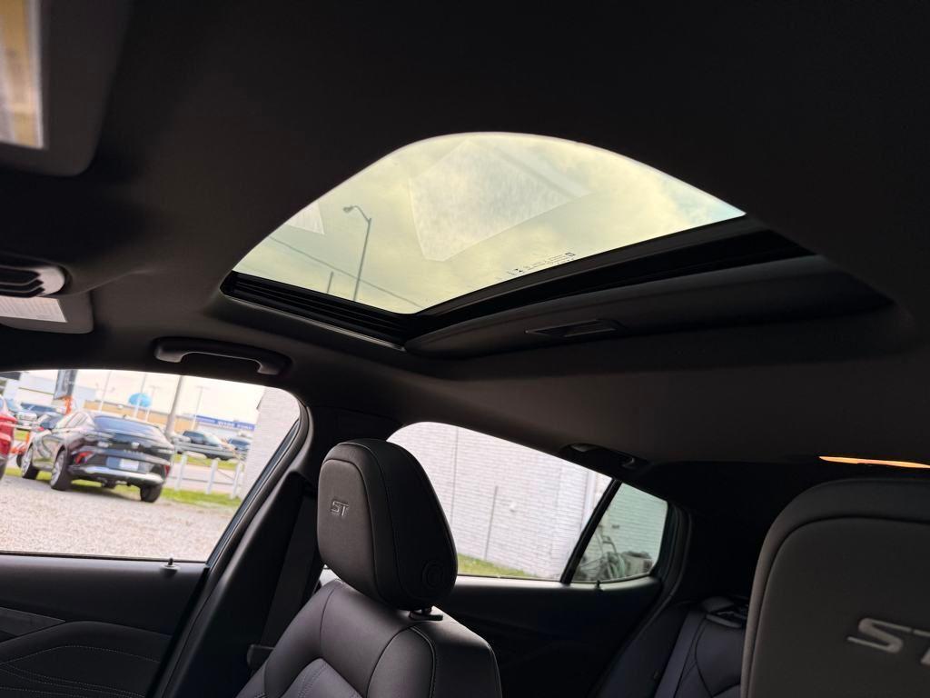 new 2025 Buick Envista car, priced at $28,444