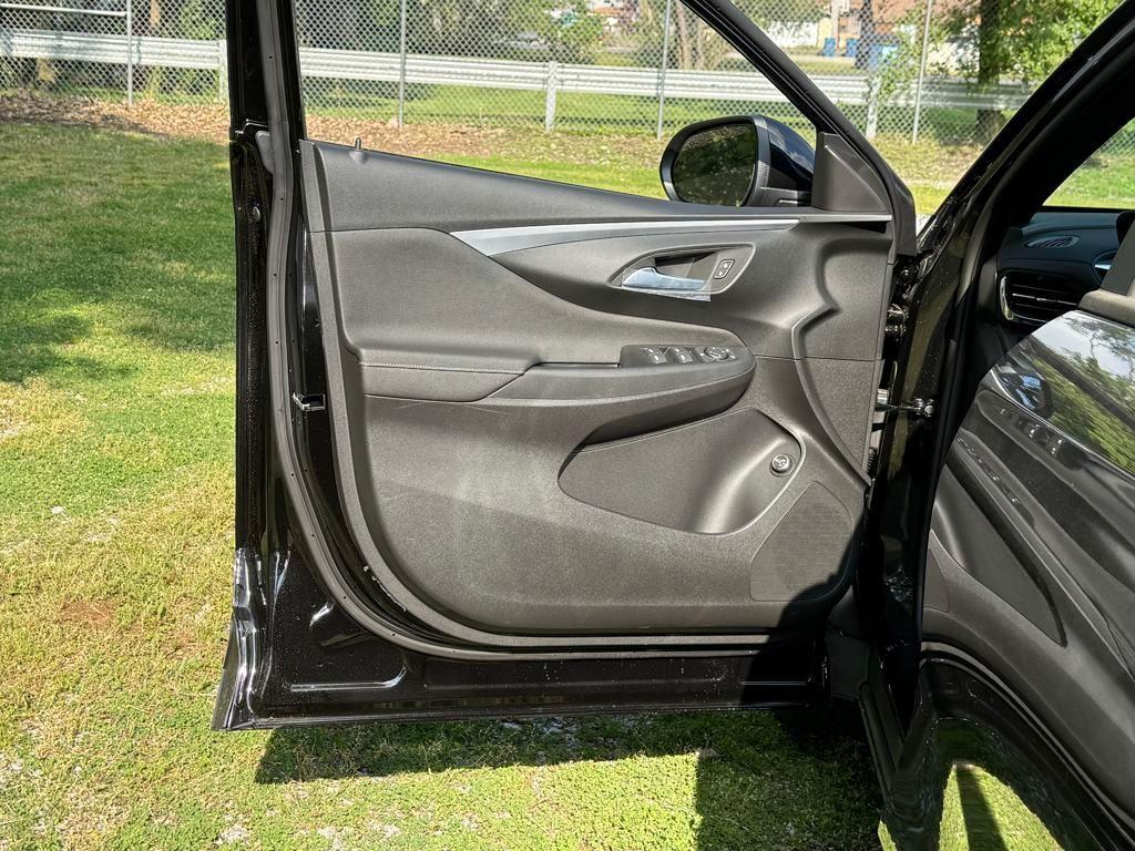 new 2025 Buick Envista car, priced at $26,326