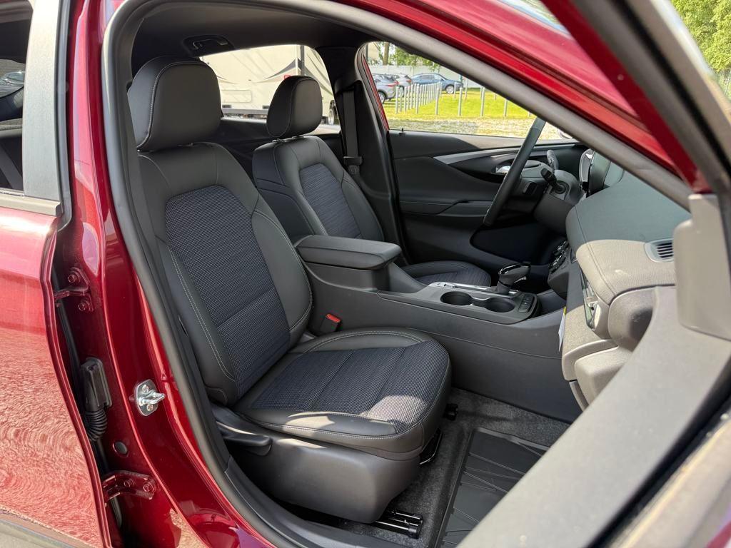 new 2025 Buick Envista car, priced at $25,896