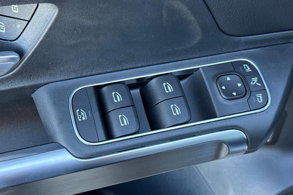 new 2025 Mercedes-Benz GLB 250 car, priced at $52,780