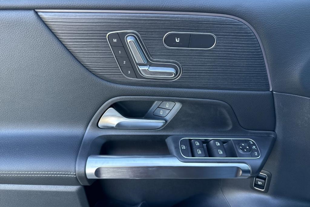 new 2025 Mercedes-Benz GLB 250 car, priced at $52,780