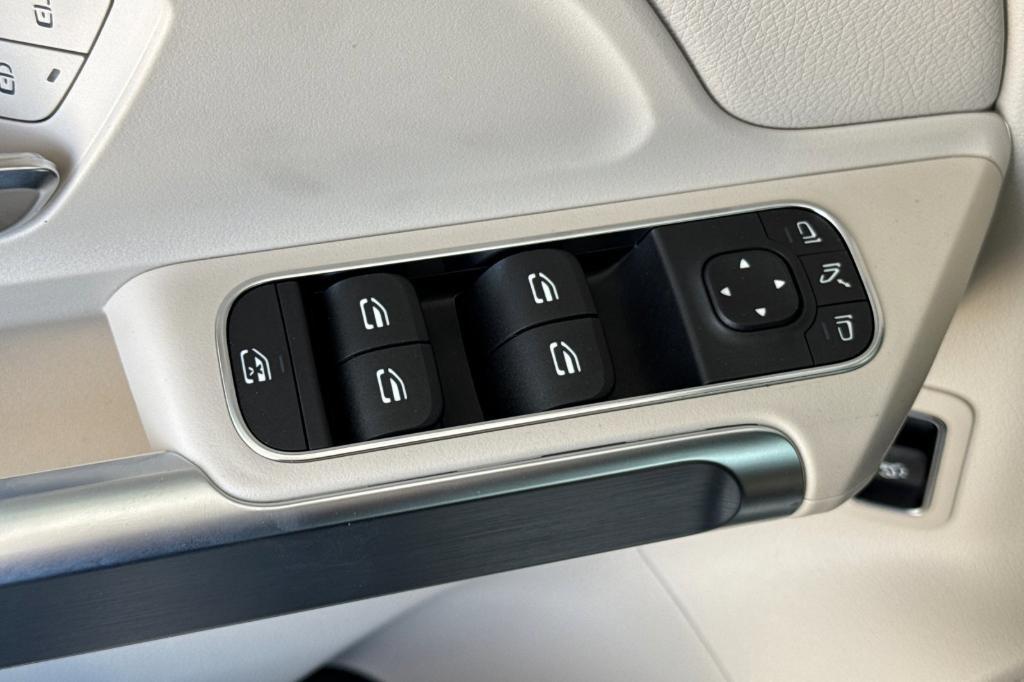 new 2025 Mercedes-Benz GLB 250 car, priced at $51,265