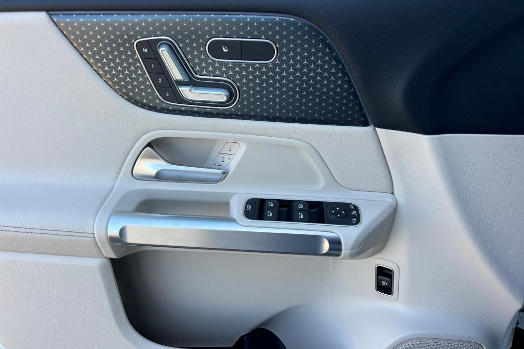 used 2025 Mercedes-Benz GLB 250 car, priced at $40,991