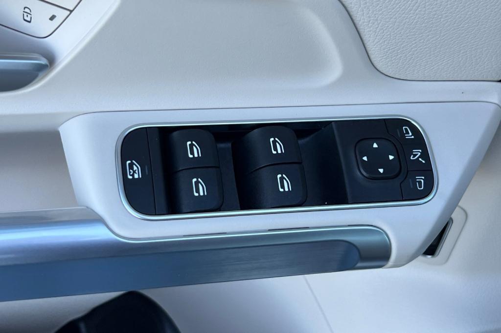 new 2025 Mercedes-Benz GLB 250 car, priced at $52,030