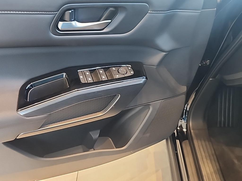 new 2025 Nissan Pathfinder car, priced at $39,235