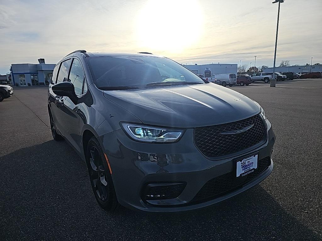 used 2025 Chrysler Pacifica car, priced at $38,356