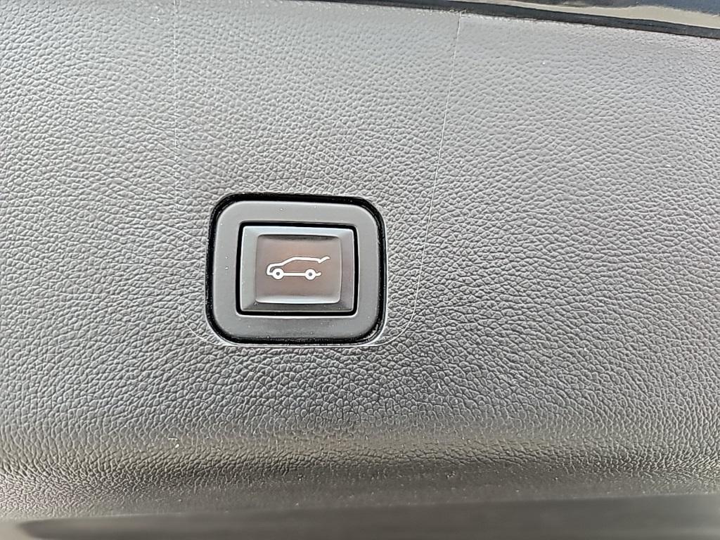 used 2021 Chevrolet Traverse car, priced at $23,340