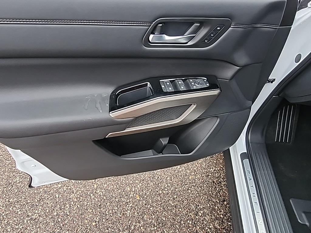 new 2025 Nissan Pathfinder car, priced at $46,360