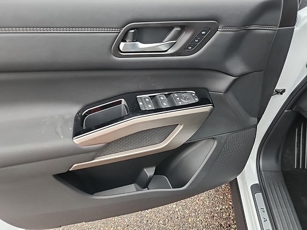 new 2025 Nissan Pathfinder car, priced at $46,360