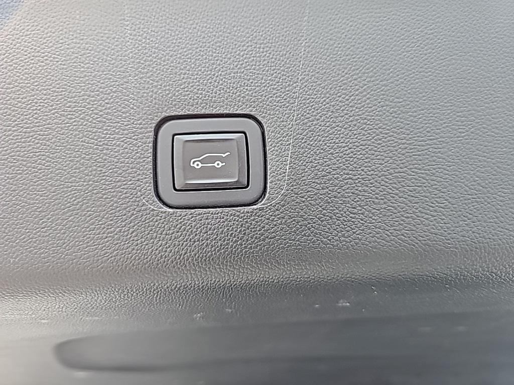 used 2022 Chevrolet Traverse car, priced at $34,804