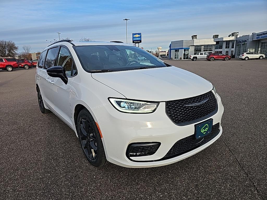 used 2025 Chrysler Pacifica car, priced at $37,867