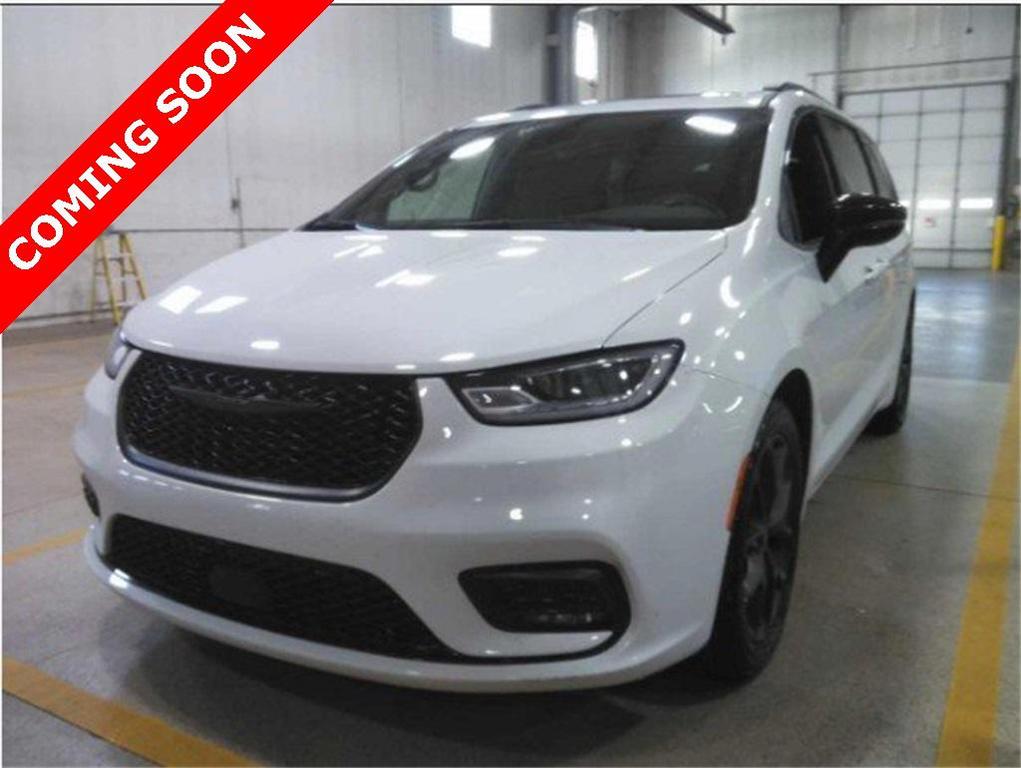 used 2025 Chrysler Pacifica car, priced at $41,999