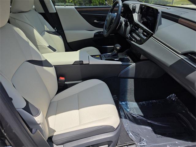 new 2025 Lexus ES 300h car, priced at $51,194