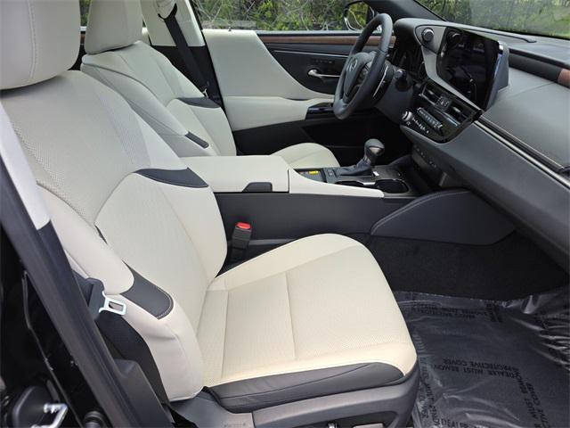 new 2025 Lexus ES 300h car, priced at $50,424