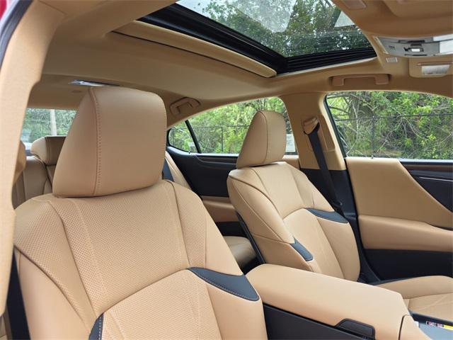 new 2025 Lexus ES 300h car, priced at $53,439