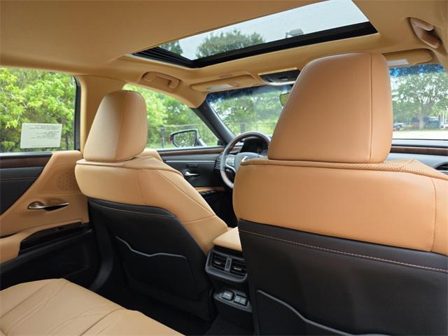 new 2025 Lexus ES 300h car, priced at $53,439