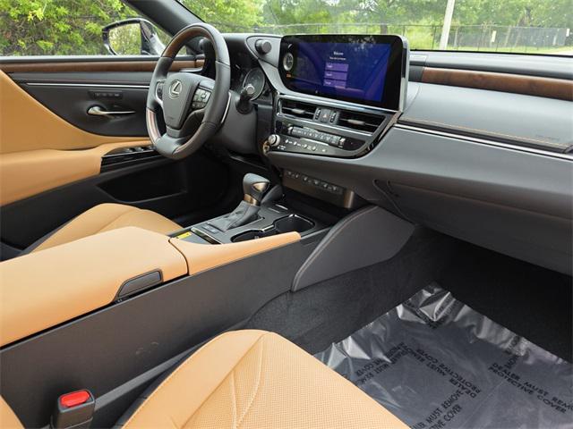 new 2025 Lexus ES 300h car, priced at $53,439
