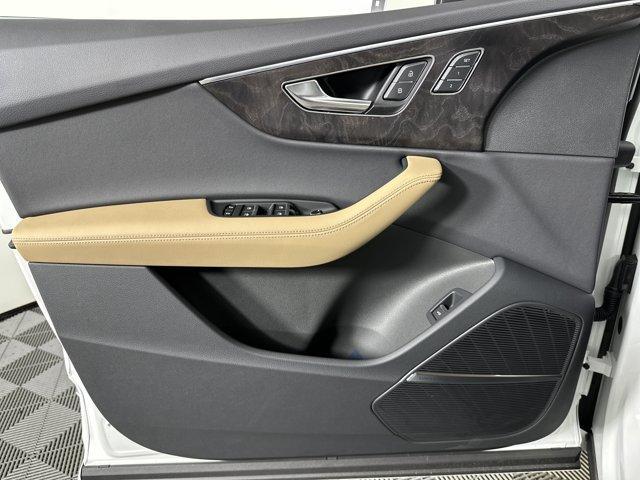 new 2025 Audi Q7 car, priced at $61,681