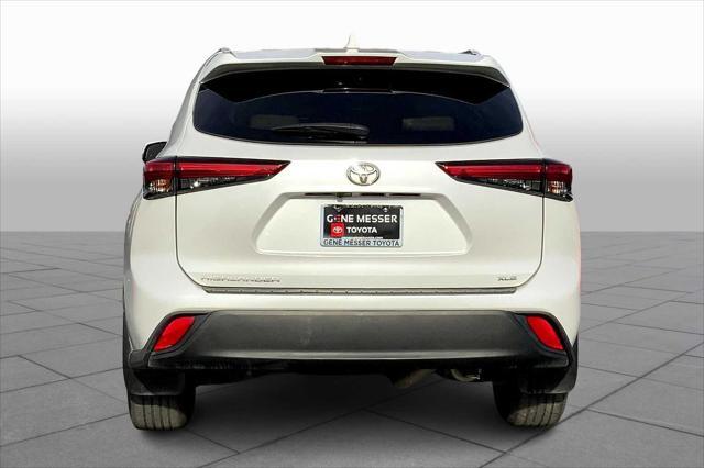 used 2022 Toyota Highlander car, priced at $34,118