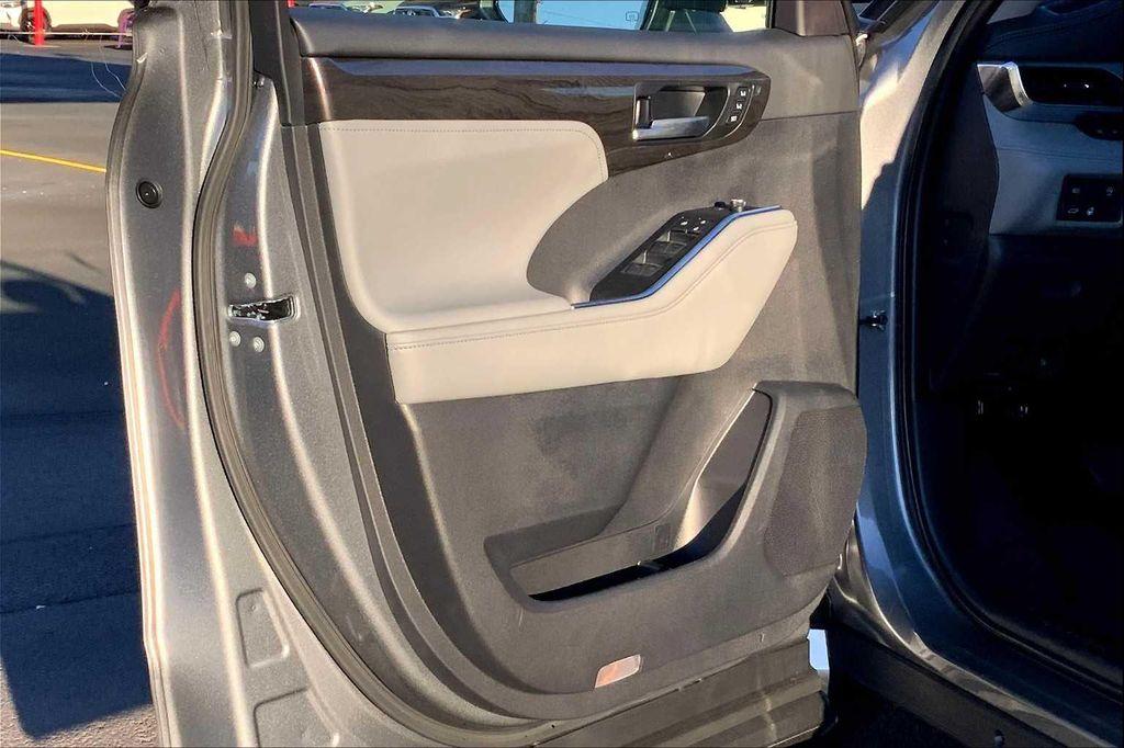 new 2025 Toyota Highlander car, priced at $53,823