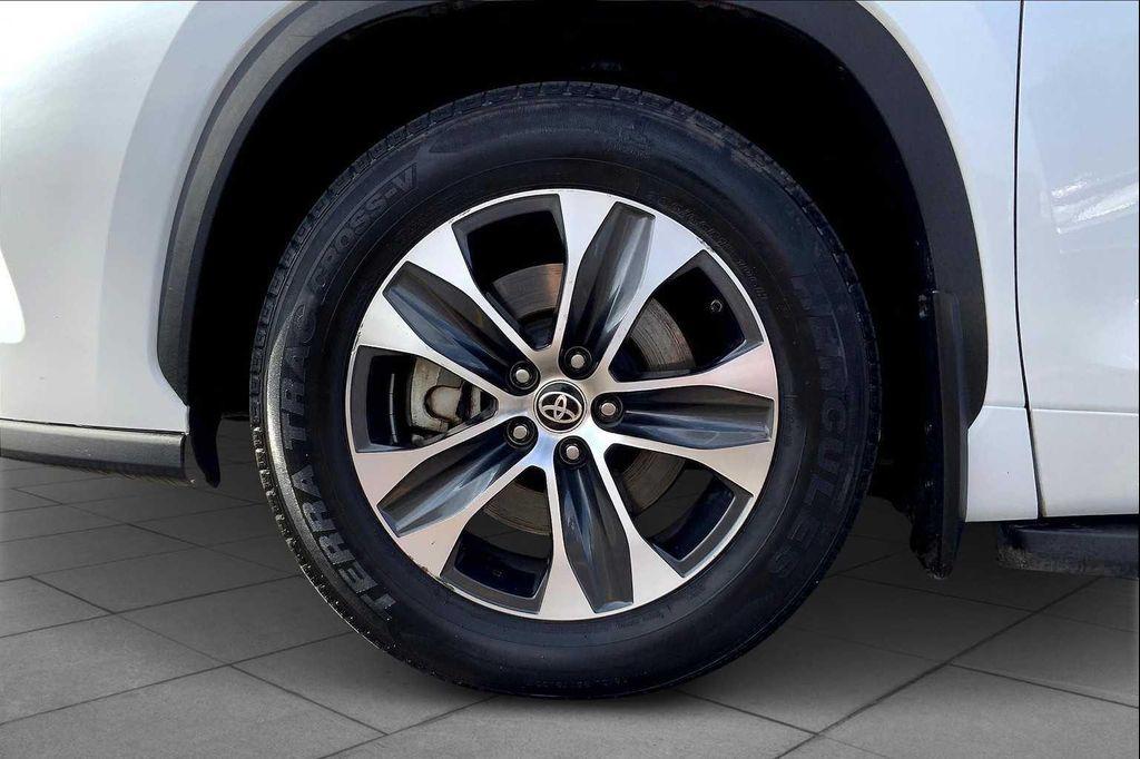 used 2022 Toyota Highlander car, priced at $29,400