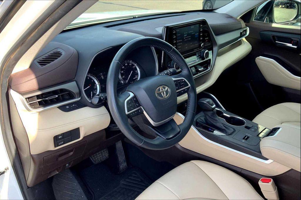 used 2022 Toyota Highlander car, priced at $29,400