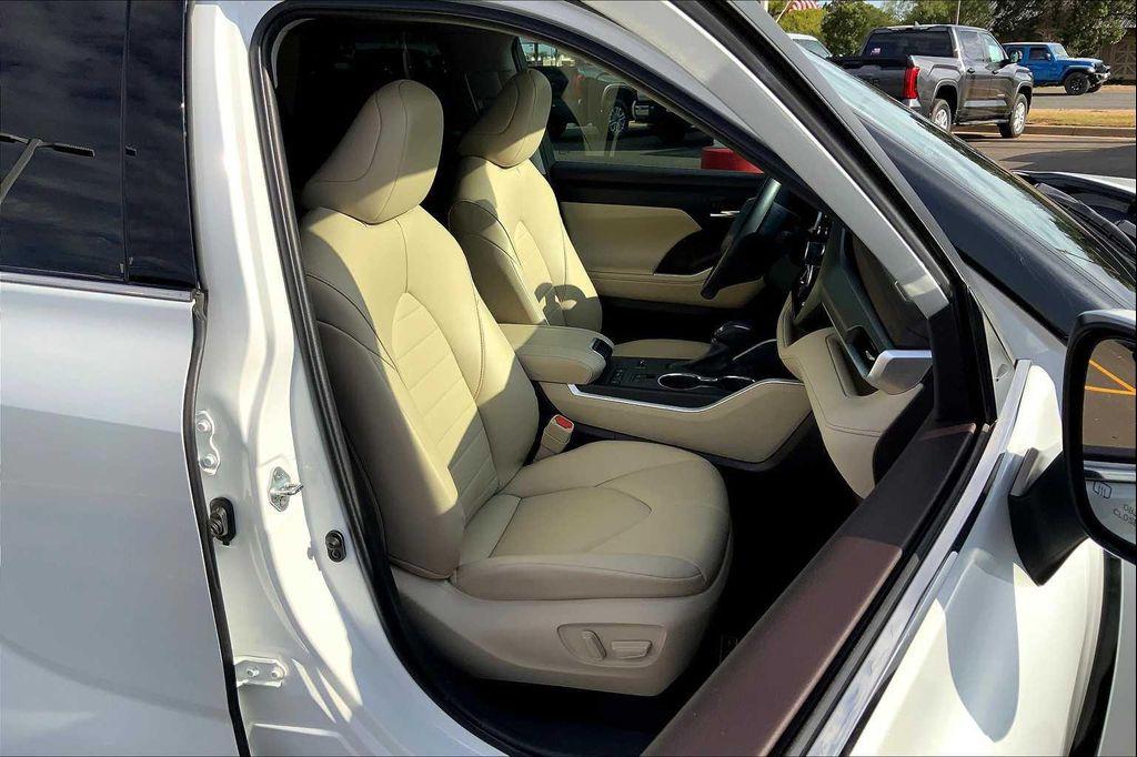used 2022 Toyota Highlander car, priced at $29,400