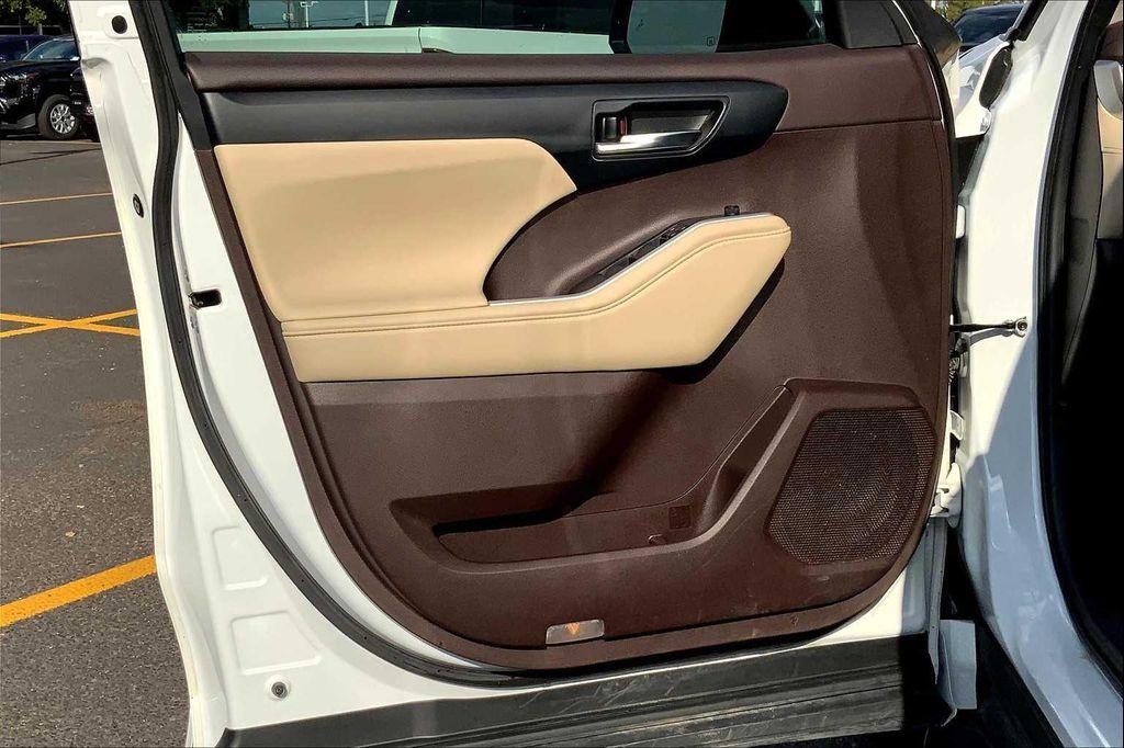 used 2022 Toyota Highlander car, priced at $29,400