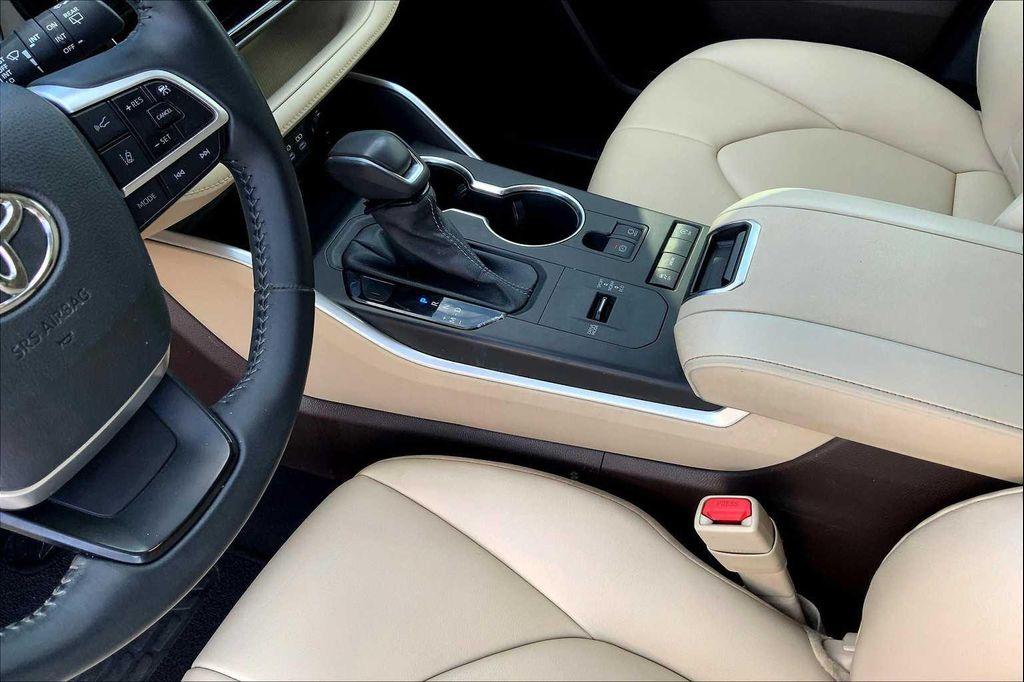 used 2022 Toyota Highlander car, priced at $29,400