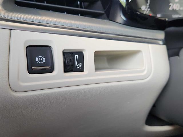 used 2024 Cadillac XT5 car, priced at $44,998