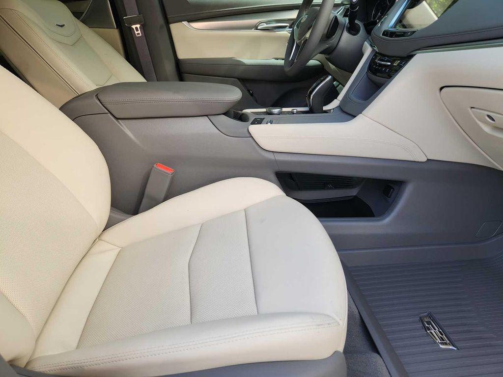 new 2025 Cadillac XT5 car, priced at $53,010