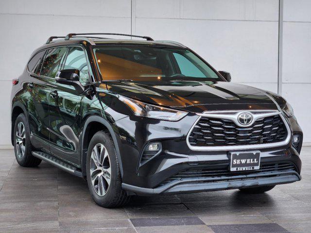 used 2022 Toyota Highlander car, priced at $33,995