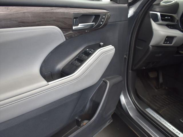 used 2021 Toyota Highlander car, priced at $27,333