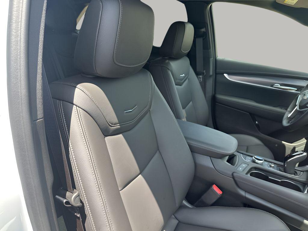new 2025 Cadillac XT5 car, priced at $45,515