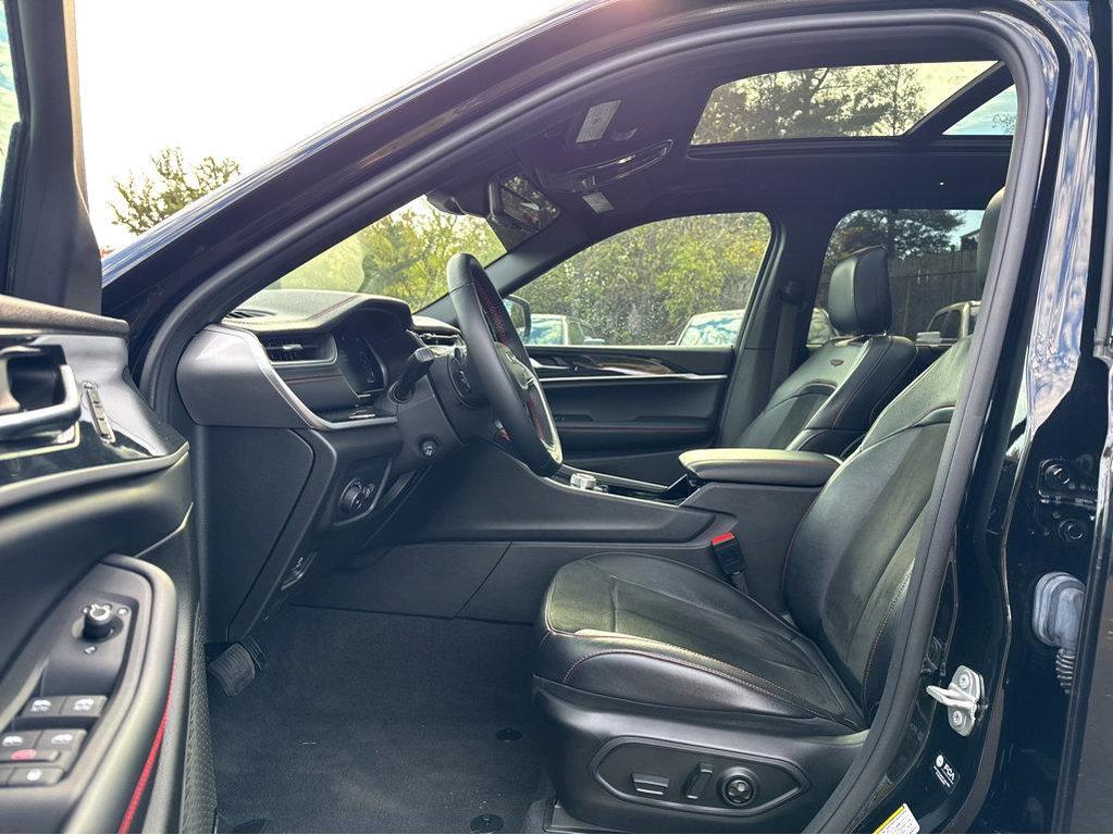 used 2022 Jeep Grand Cherokee car, priced at $35,890