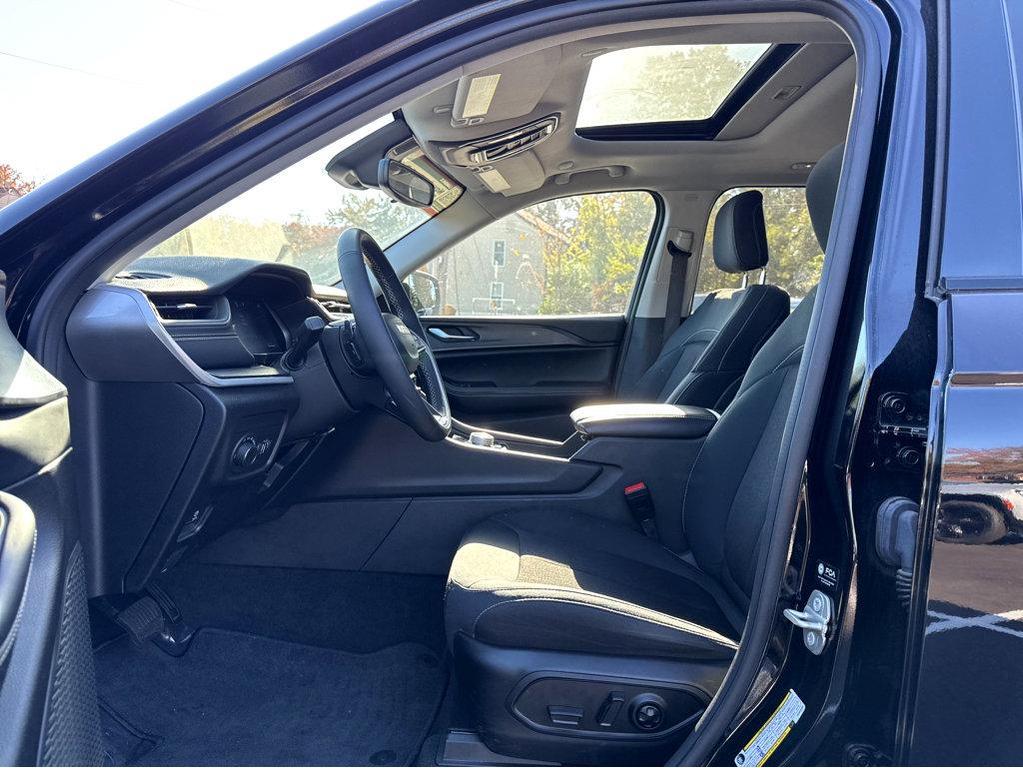 used 2023 Jeep Grand Cherokee car, priced at $29,283