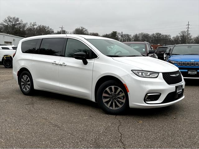 new 2025 Chrysler Pacifica Hybrid car, priced at $54,030